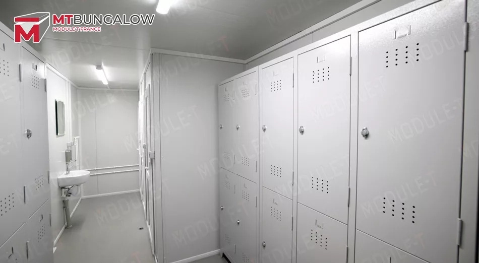 Contenedor vestuario en obra con acceso habilitado