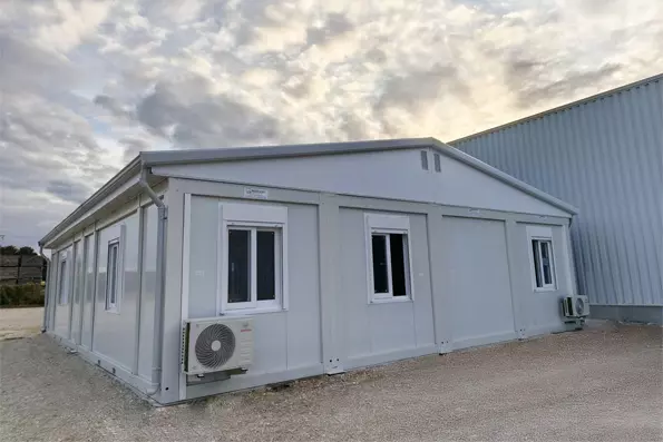 Vue de face grand angle du bâtiment de bureau modulaire 115 m² – MT Bungalow