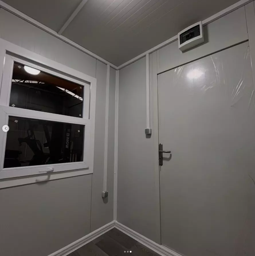 Vue intérieure d’une guérite de gardiennage MT Bungalow avec poste de contrôle et fenêtre double vitrage