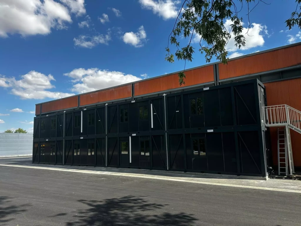 Livraison d&rsquo;un bâtiment modulaire bureau de 140 m² en R+1 par un fabricant de bâtiments modulaires